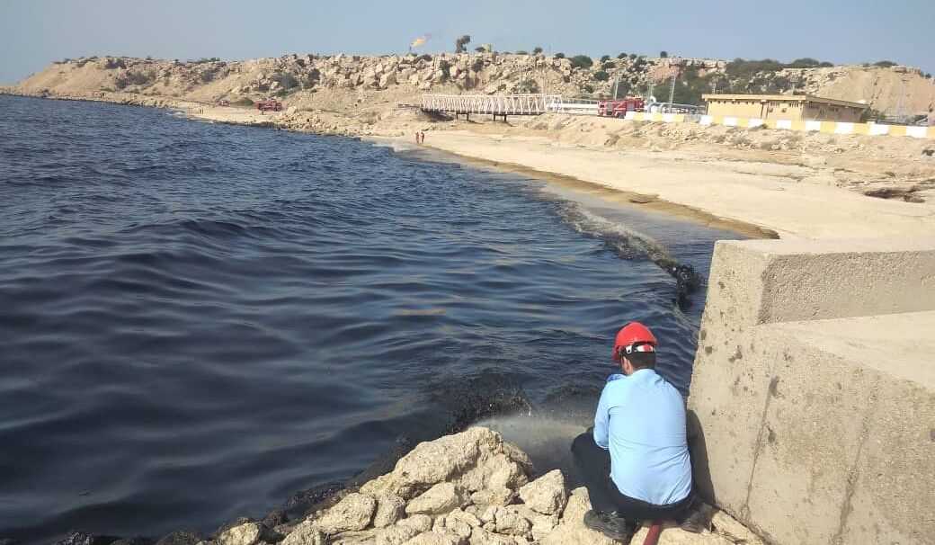 آب‌های ساحلی جزیره خارگ آلوده به نفت شد