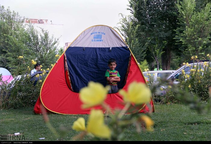 فصل داغ گردشگری همدان و چادرهایی که سیمای شهر را نازیبا می‌کنند