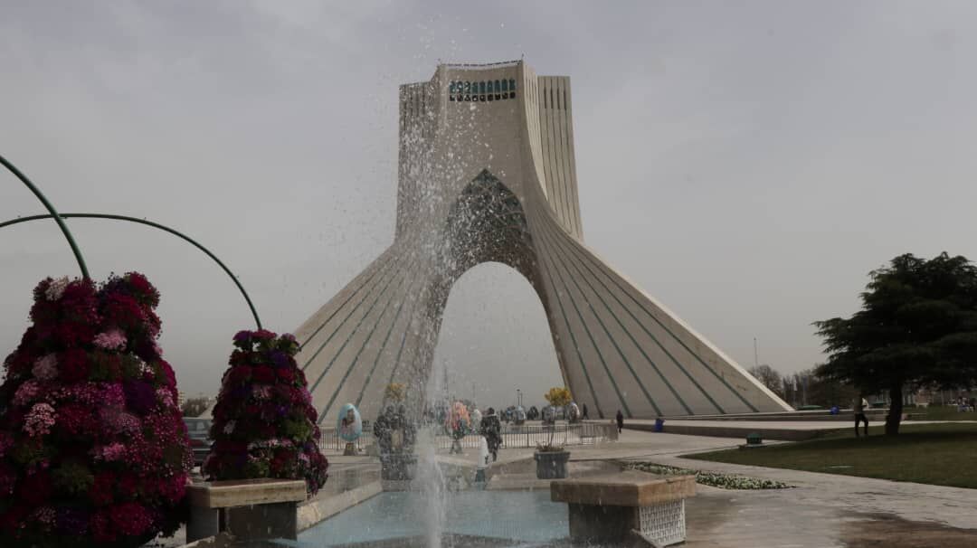 سال ۱۴۰۰ با شلیک توپ در میدان آزادی تهران تحویل شد