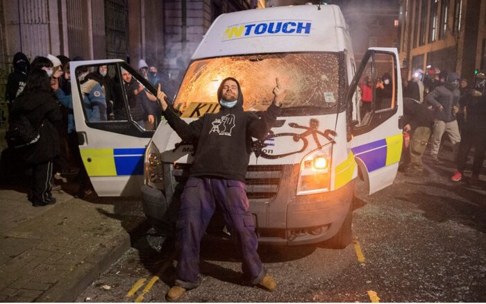 درگیری معترضان با پلیس در بریستول انگلیس، به روایت تصویر