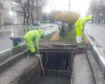 تلاش شبانه پاکبانان برای جلوگیری از آبگرفتگی در ارومیه