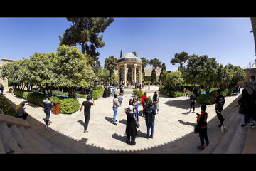 Nowruz à Chiraz 1400 : les gens se rassemblent au tombeau de Hafez