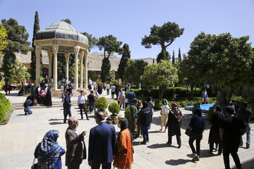 Nowruz à Chiraz 1400 : les gens se rassemblent au tombeau de Hafez