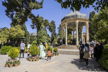 Nowruz à Chiraz 1400 : les gens se rassemblent au tombeau de Hafez