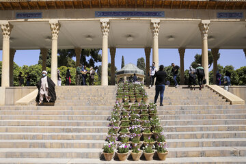 Nowruz à Chiraz 1400 : les gens se rassemblent au tombeau de Hafez