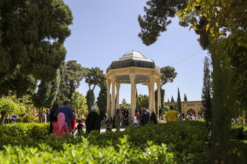 Nowruz à Chiraz 1400 : les gens se rassemblent au tombeau de Hafez