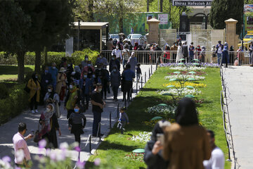 Nowruz à Chiraz 1400 : les gens se rassemblent au tombeau de Hafez