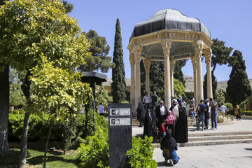 Nowruz à Chiraz 1400 : les gens se rassemblent au tombeau de Hafez