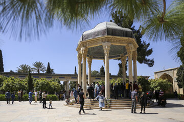 Nowruz à Chiraz 1400 : les gens se rassemblent au tombeau de Hafez