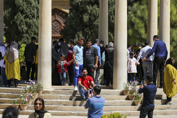 Nowruz à Chiraz 1400 : les gens se rassemblent au tombeau de Hafez