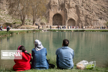 Taq-e Bostan recibe a los turistas en Noruz
