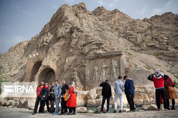 Taq-e Bostan recibe a los turistas en Noruz
