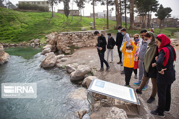 Taq-e Bostan recibe a los turistas en Noruz
