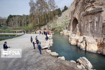 Taq-e Bostan recibe a los turistas en Noruz
