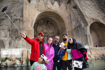 Taq-e Bostan recibe a los turistas en Noruz
