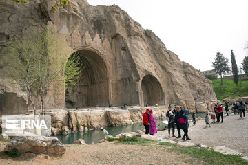 Taq-e Bostan recibe a los turistas en Noruz
