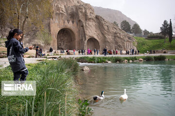 Taq-e Bostan recibe a los turistas en Noruz
