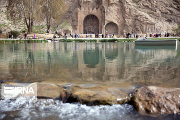 Taq-e Bostan recibe a los turistas en Noruz
