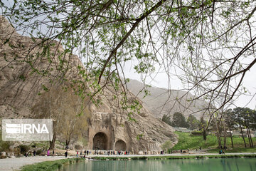 Taq-e Bostan recibe a los turistas en Noruz
