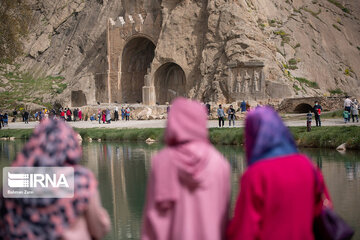 Taq-e Bostan recibe a los turistas en Noruz
