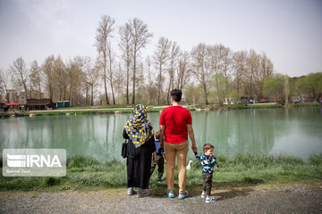 Taq-e Bostan recibe a los turistas en Noruz
