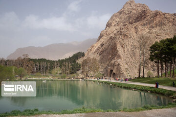 Taq-e Bostan recibe a los turistas en Noruz
