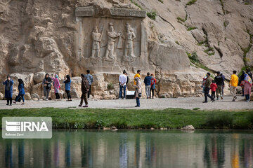 Le site historique de Taq-e Bostan à Kermanshah, accueille des touristes de Nowruz 1400