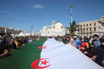 هزاران الجزایری در اعتراض به شرایط سیاسی و اقتصادی تظاهرات کردند