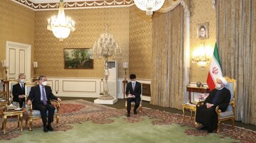 دیدار وزیر خارجه چین با دکتر روحانی