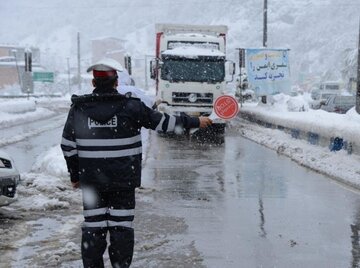 برف و کولاک تردد خودروهای سنگین  را در محورهای خراسان شمالی ممنوع کرد