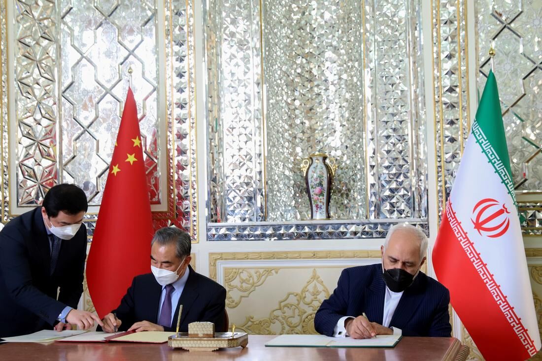 بلومبرگ: سند همکاری جامع ایران و چین، آمریکا را به چالش می‌کشد