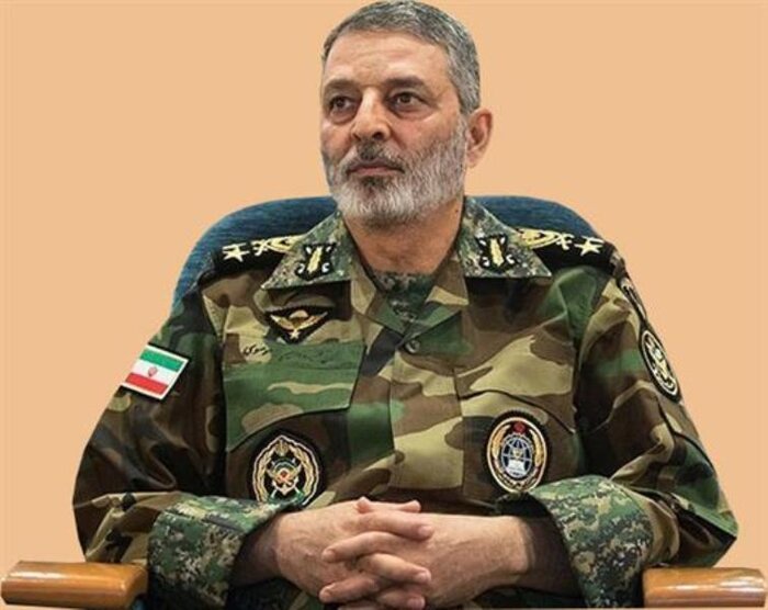 فرمانده کل ارتش: مدال پر افتخار ارتش حزب الله را بر سینه داریم