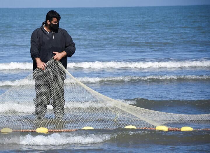 "آق وُری‎یان" پیاده‌روی ترکمن‌ها برای صید ماهی در دریای خزر