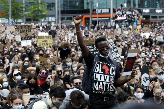 انتقاد از گزارش نفی نژادپرستی در انگلیس