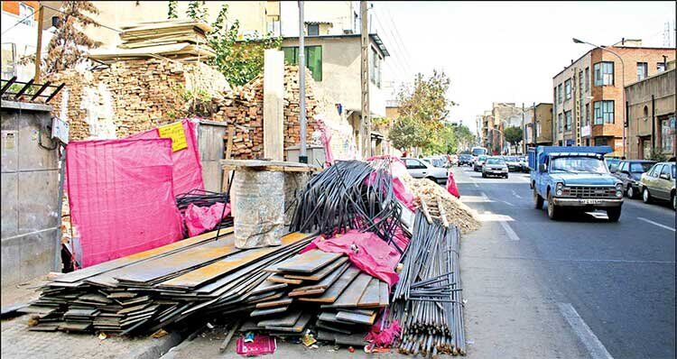 سد معبر و مار و پله بازی با رهگذران در پیاده‌روهای اردبیل