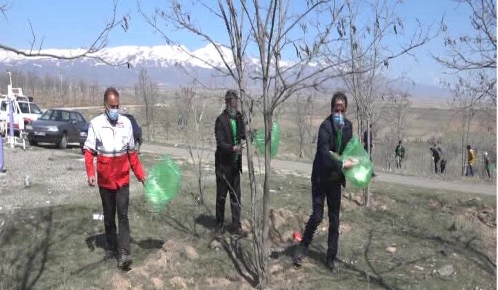 مسیر منطقه نمونه گردشگری نوالار نیر از زباله پاکسازی شد