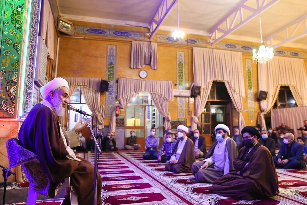 امام جماعت‌ها نباید صرفا با نگاه پیش‎ نماز وارد مساجد شوند