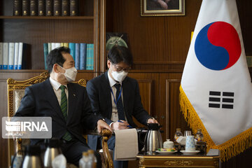 South Korean PM meets with Supreme Leader's advisor; Larijani