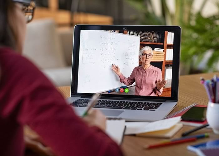 تداوم فعالیت مدارس مجازی در آمریکا علیرغم کاهش مرگ‌ومیر کرونایی