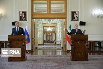 En image, le Chef de la diplomatie russe reçu par le Président Rohani et son homologue iranien