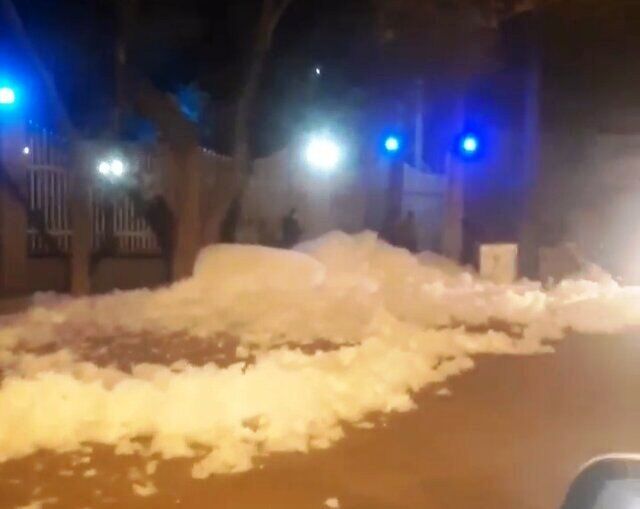 انتشار کف سفید در خیابان آخونی تبریز ناشی از حفاری قطار شهری بود