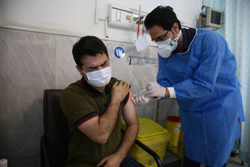 تزریق مرحله پنجم واکسن به کادر درمان در ساری