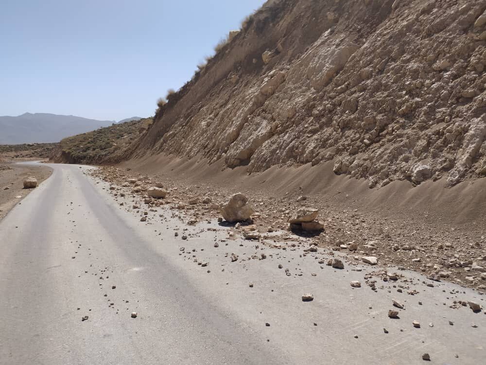 ریزش سنگ در  جاده روستای  گردشگری کندر کرج خسارتی نداشت