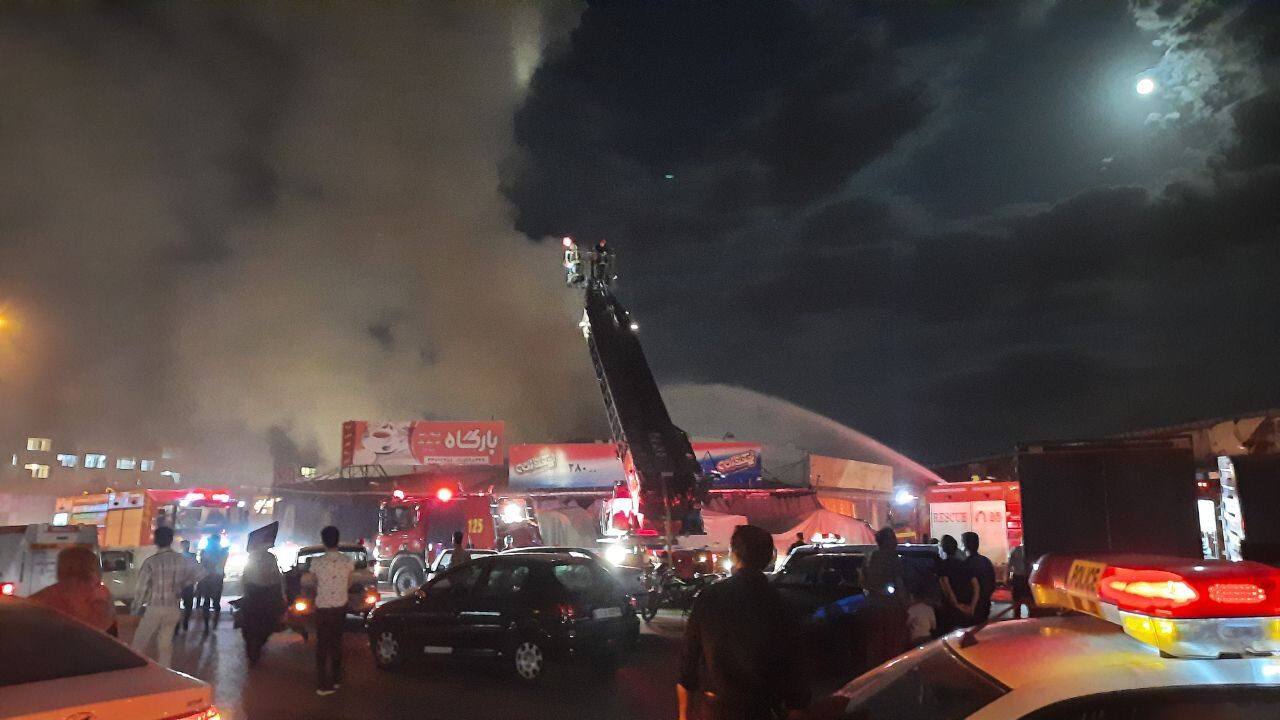 بازار خشکبار در منطقه مصلای مشهد آتش گرفت