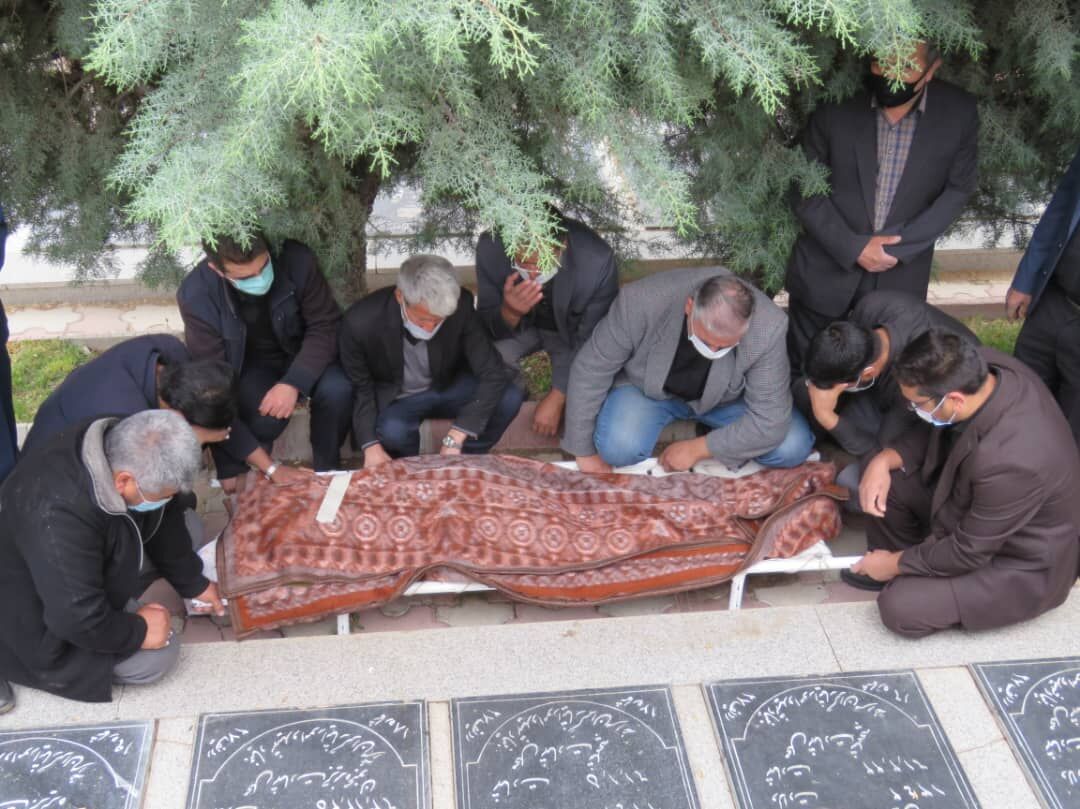 مادر شهیدان میرسلامی فردوس در مراغه به فرزندان شهیدش پیوست