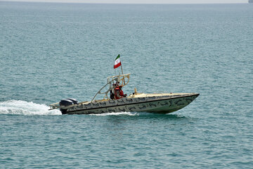 ایران میں خلیج فارس کے قومی دن کے موقع پر بحری پریڈ کا انعقاد