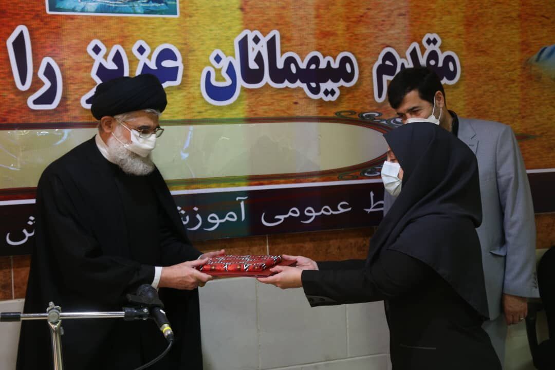تجلیل از چهره ماندگار و معلمان نمونه آموزش و پرورش انزلی تجلیل از چهره ماندگار و معلمان نمونه آموزش و پرورش انزلی