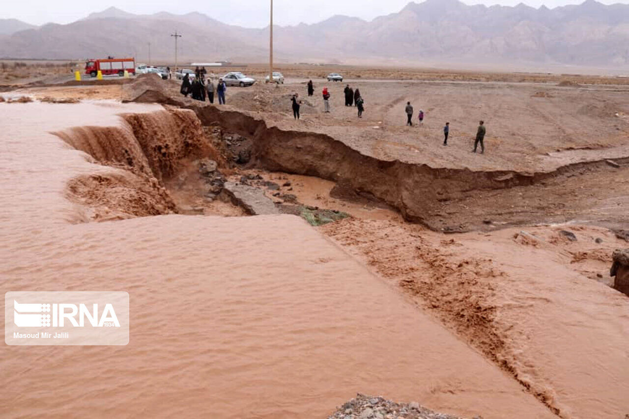 ۱۰ مسافر گرفتار در سیلاب جاده اردکان به چوپانان نجات یافتند