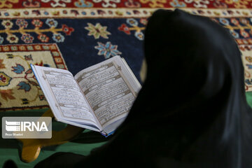 En image, les séances de poésie dans le tombeau du grand poète Hafez à Chiraz