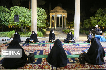 En image, les séances de poésie dans le tombeau du grand poète Hafez à Chiraz